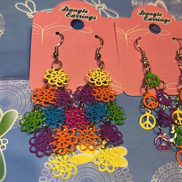 New Two Pairs Vintage Rainbow of Color Peace Signs & Floral Metal Dangle Earring - Picture 3 of 14